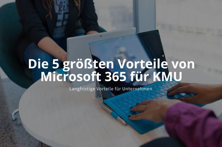 Kleines Business-Team arbeitet gemeinsam mit Microsoft 365 in einem modernen Büro – ideal für KMU