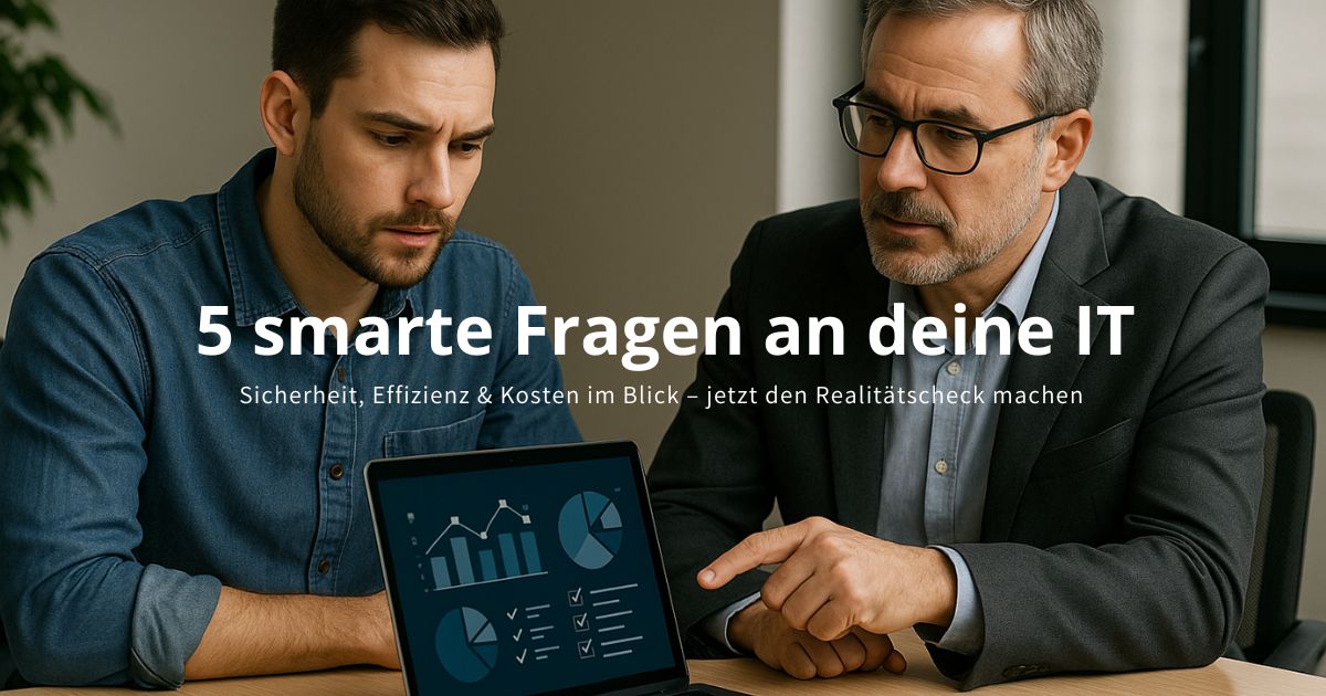 IT-Berater und Geschäftsführer prüfen gemeinsam am Laptop die Unternehmens-IT