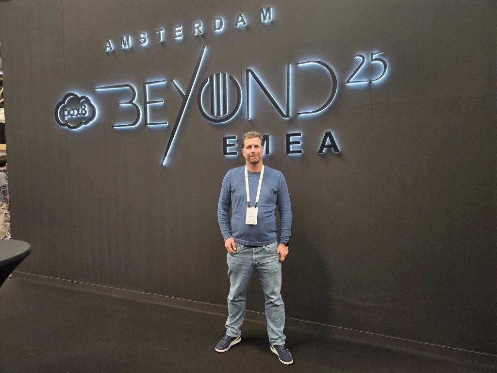 Jürgen Ebner von ICTE vor dem Logo der Pax8 Beyond EMEA 2025 in Amsterdam