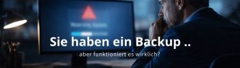Geschäftsführer blickt besorgt auf Bildschirm mit Fehlermeldung – Risiko eines nicht getesteten Backups